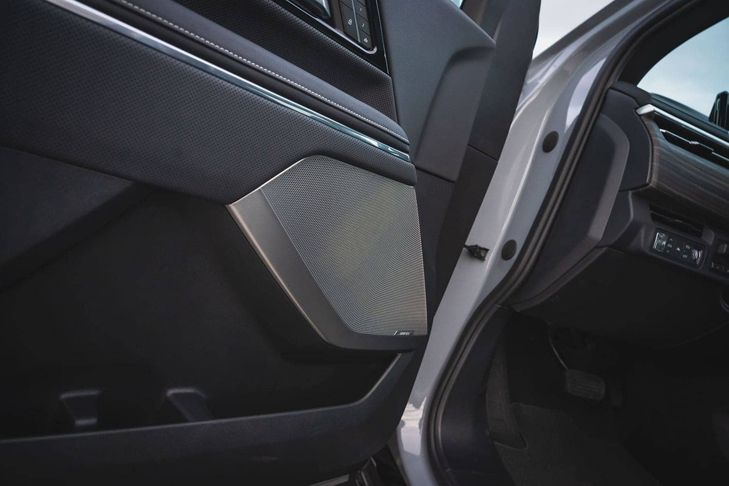 gmc-sierra-ev-denali-16