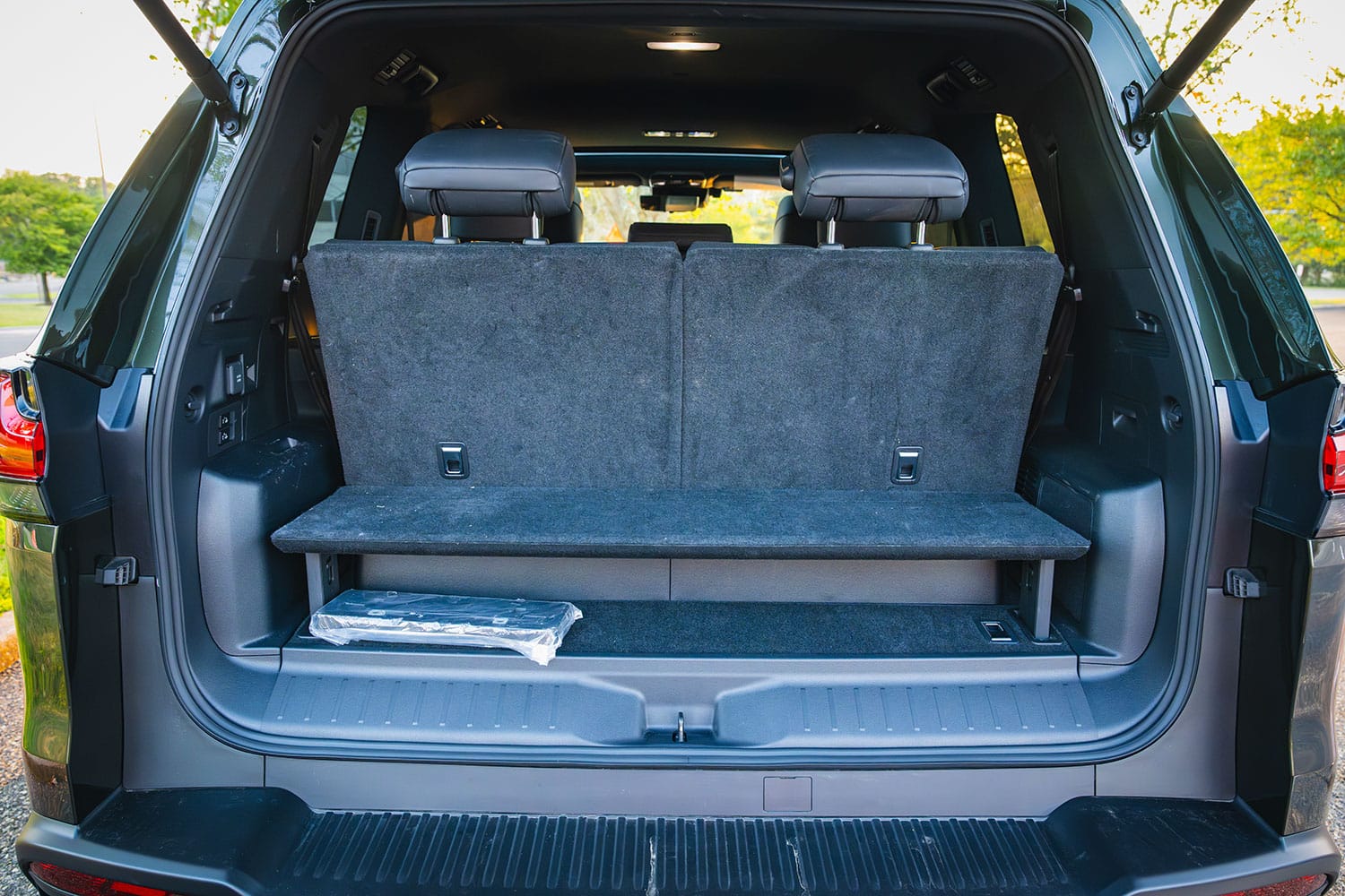  2025-lexus-lx-700h-rear trunk