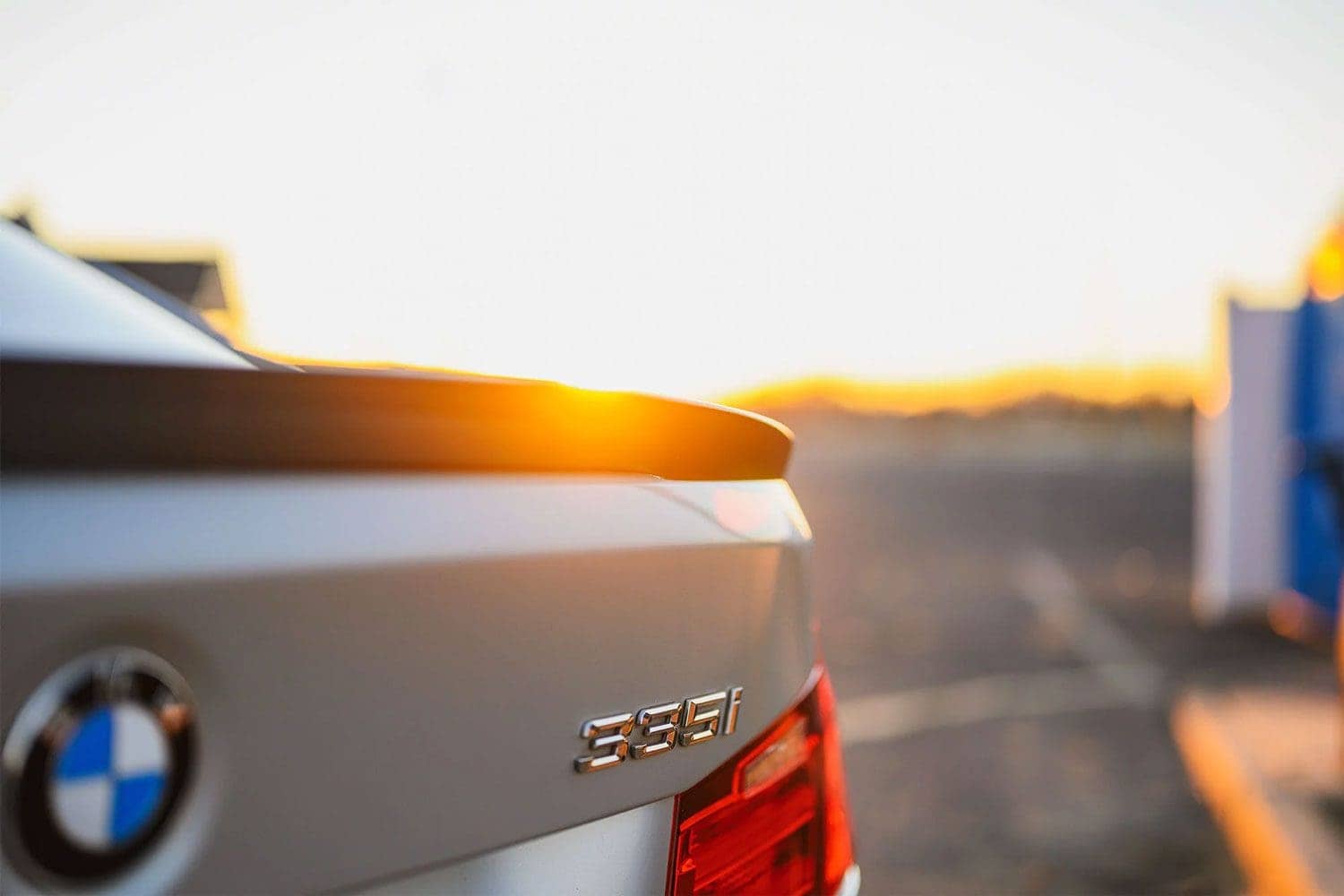 bm2-335i-badge