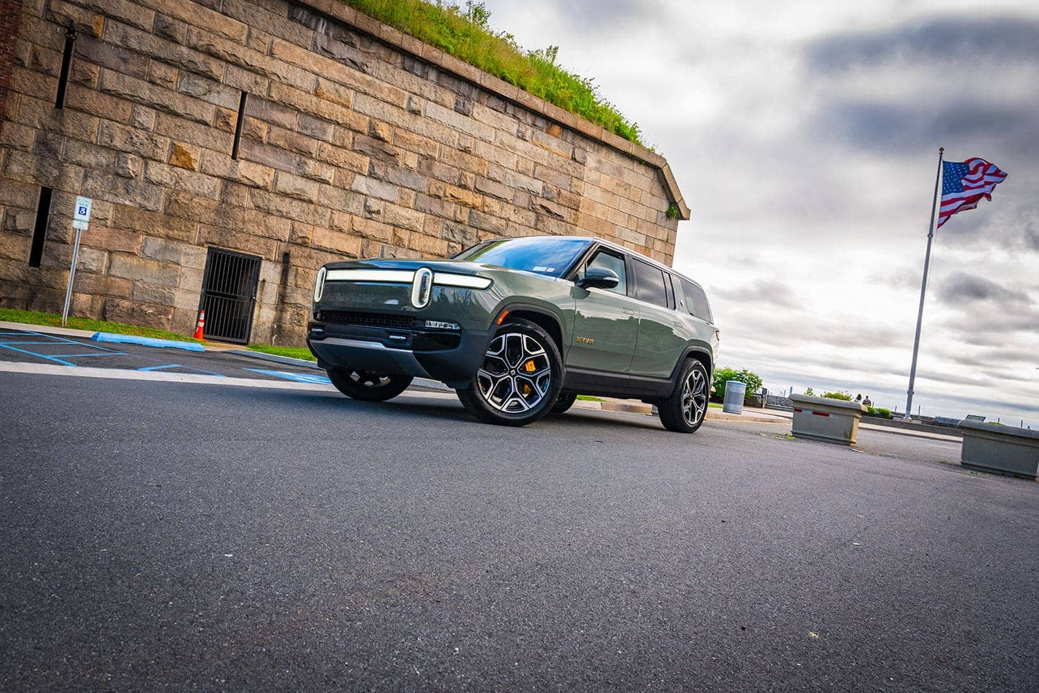 Rivian R1S