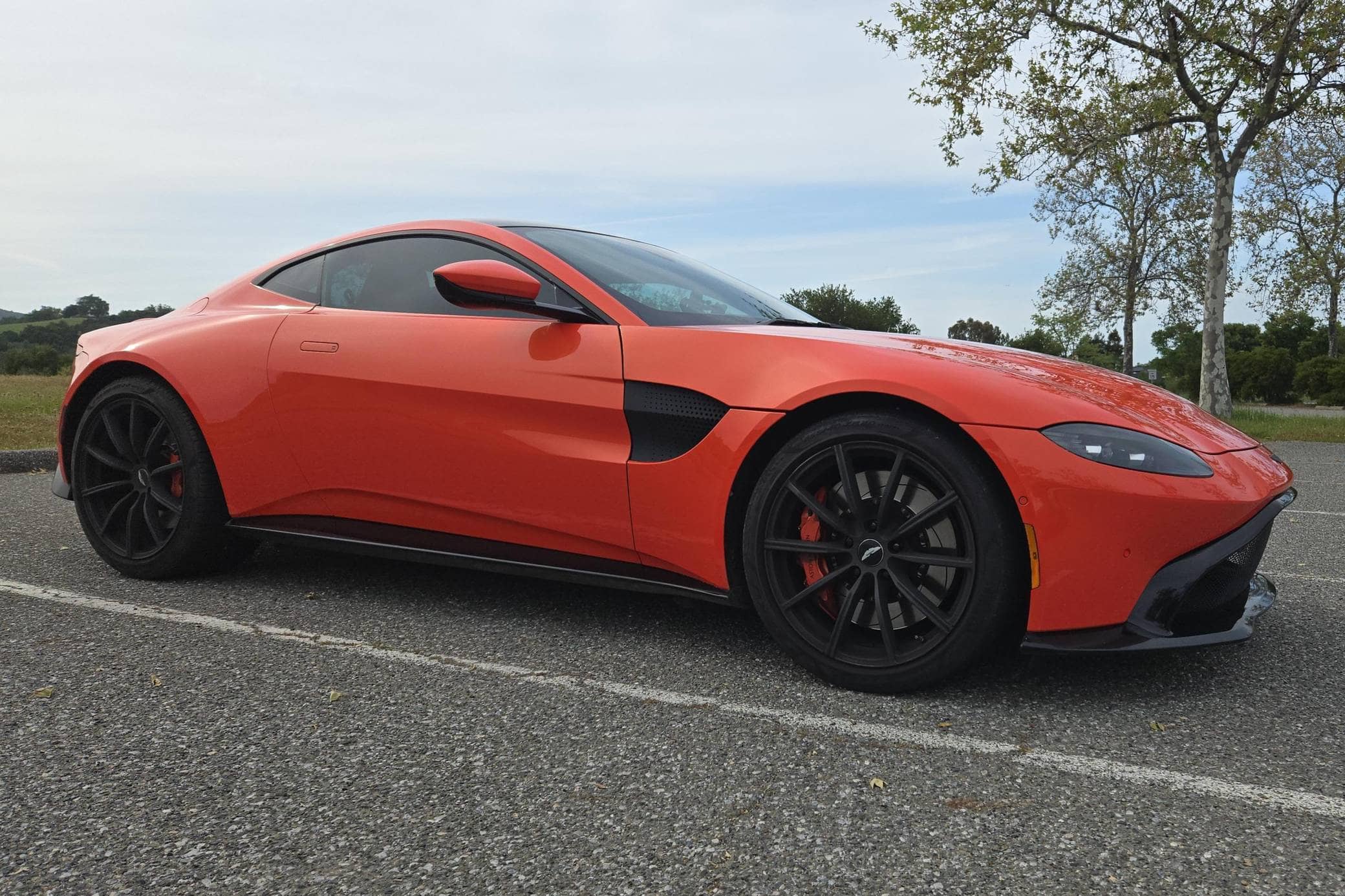 Aston-Martin-Vantage